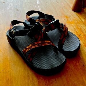 Vintage Women’s Chacos. First generation Made in Colorado! Rad orange webbing